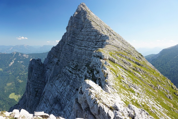 Die Route über die Planspitze ist kürzer und einfacher als jene über den Dachlgrat zum Hochtor. In Bildmitte kommt gerade ein Klettererpaar aus der Nordwand.