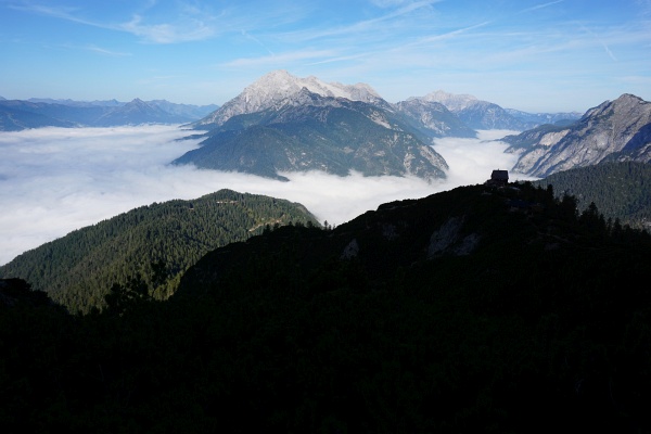 Bei der Peter-Wiechenthaler-Hütte (rechts auf der Anhöhe im Schatten) kommen wir nicht direkt vorbei. Im Hintergrund die Loferer und Leoganger Steinberge.