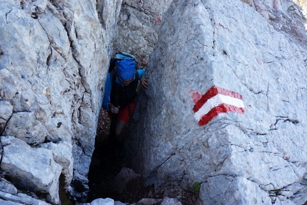 Unterwegs am Saalfeldner Höhenweg. Die AlpenYetin behauptet, der dicke Rucksack war schuld, dass sie fast stecken geblieben ist.