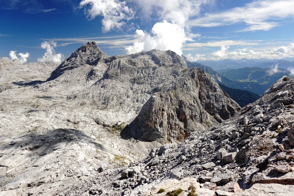 Großartiger Ausblick über das Steinerne Meer. Hinten links die markante Schönfeldspitze. Links unterhalb der Bildmitte das Riemannhaus am Fuße des Sommersteins.