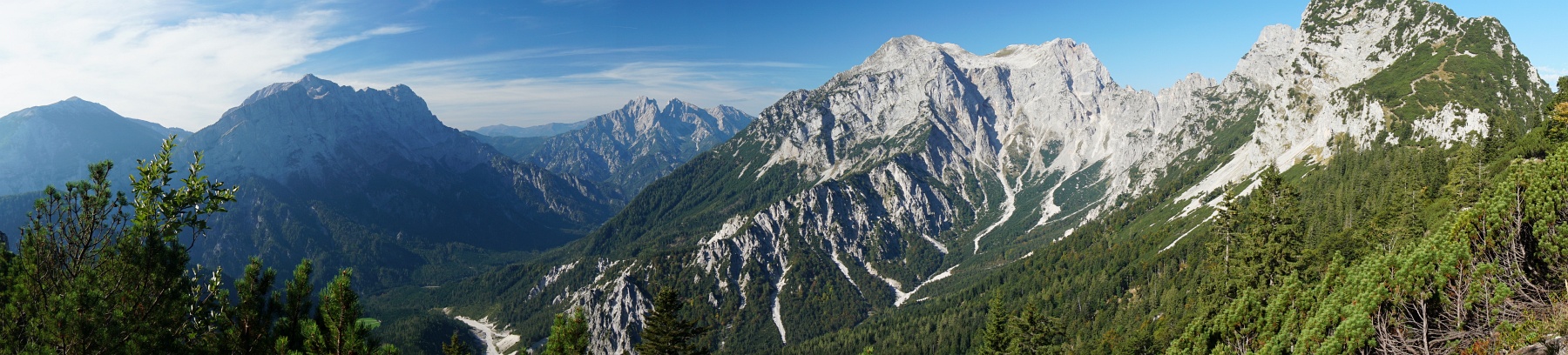 Panoramablick ins Gesäuse. Ganz links das Hochzinödl, gefolgt von Planspitze, Hochtor und Ödstein. Im Mittelteil der Admonter Reichenstein mit Sparafeld. Rechts der Große Buchstein und ganz rechts (abgeschnitten) die Tieflimauer (Klick zur Vergrößerung)