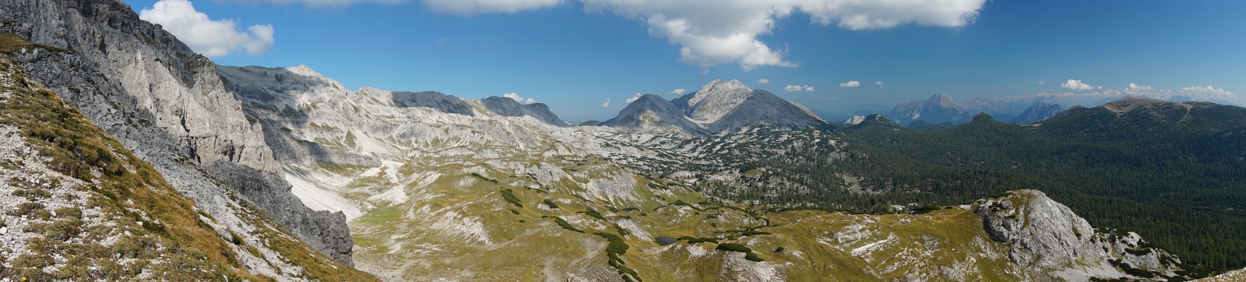 Blick über das baumlose Anstiegsgelände von der Brunnalm zur Elmscharte. Rechts der Bildmitte das Warscheneck. (Klick zur Vergrößerung)