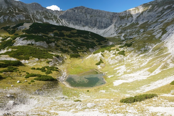 Der Steig im Karl-May-Tal ist nicht markiert und abschnittsweise schlecht erkennbar. Das Gelände gibt aber die Route klar vor.