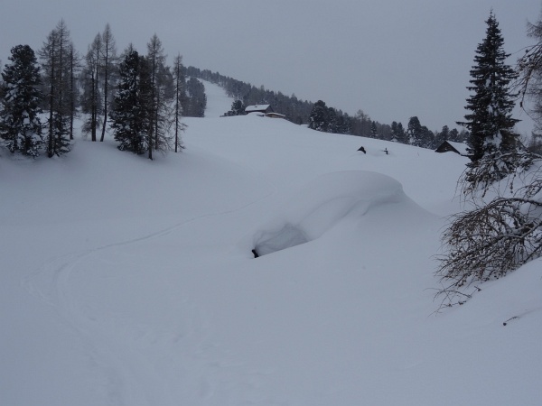 Bei der Stoderalm. Die Hütte vorne ist kaum auszumachen. Hinten oberhalb der Bildmitte die Brünnerhütte.