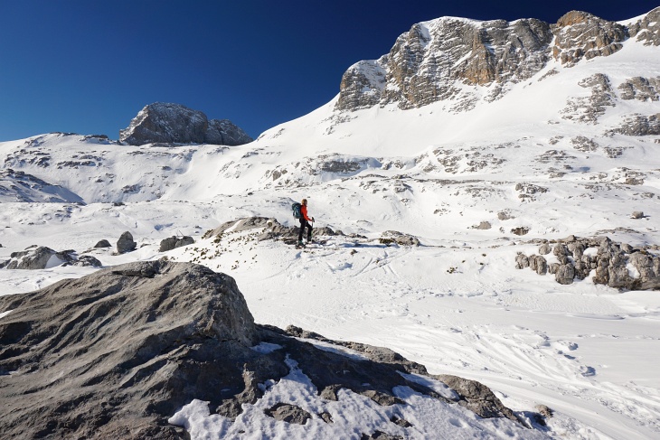 Wir genießen das perfekte Wetter und die großartige Landschaft. Links oberhalb von Ingrid führt die Route zwischen Koppenkarstein und Gjaidstein Richtung Hunerkogel.