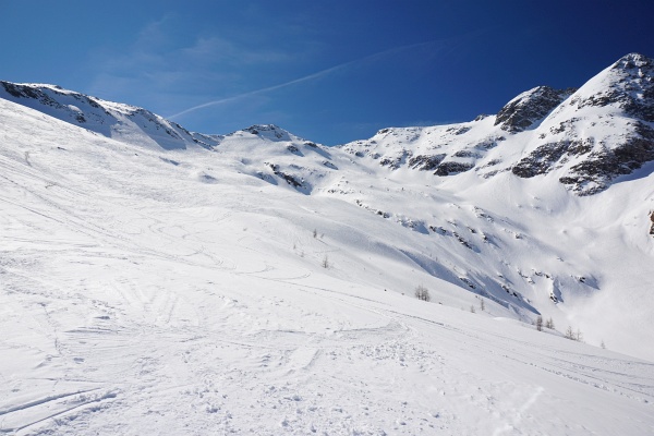 Bis ca. 10:00 Uhr sollte man das weitläufige, freie Gelände erreicht haben. Denn danach kommen die Variantenfahrer vom Kreuzkogel (rechts hinten) herab. Mein Ziel: Die Keuchenscharte links der Bildmitte.