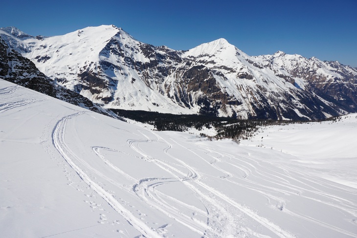 Als der Pulverschnee nördlich des Filzenkammfelsen allmählich in Harsch überging, wechselte ich nach rechts zum Firn.