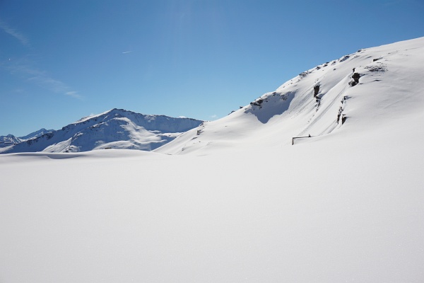 Eingeschneite Hütte am Ecklgrubensee. Über die Rampe am rechten Bildrand geht es kurz etwas steiler hinauf.