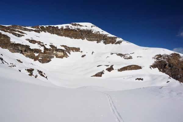 Kalkbretterkopf. Von rechts oben erfolgt die Abfahrt über die Bildmitte hinunter zum Ecklgrubensee rechts unten.