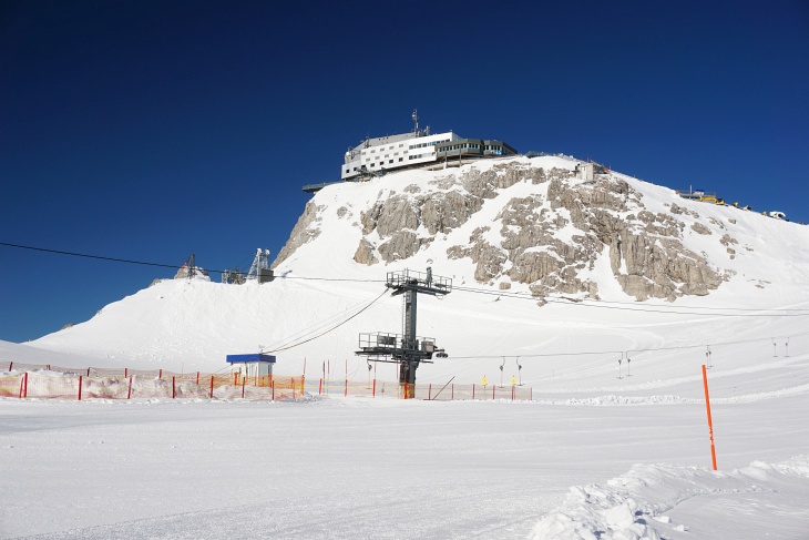 Die Skitour beginnt bei strahlend sonnigem Wetter mit einer Abfahrt von der Bergstation am Hunerkogel.