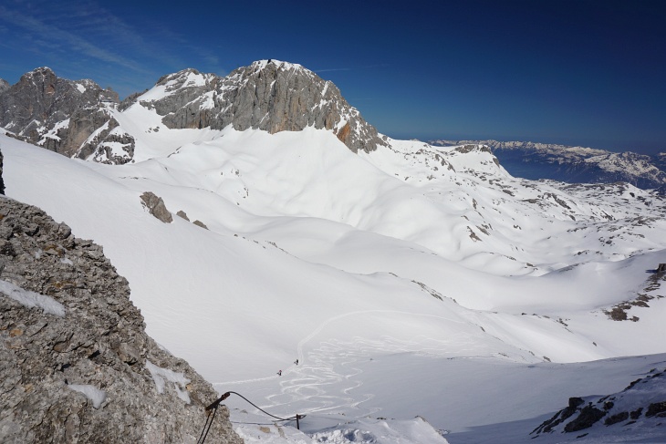 Ausblick vom Ramsauer Klettersteig auf 2 nachkommende Skitourengeher und das Aufstiegsgelände rechts vom Großen Koppenkarstein.