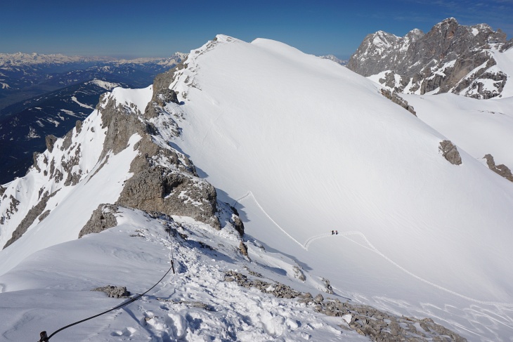 Die letzten Meter auf die Scheichenspitze: Blick über den Ramsauer Klettersteig und auf die nachkommenden Skitourengeher.