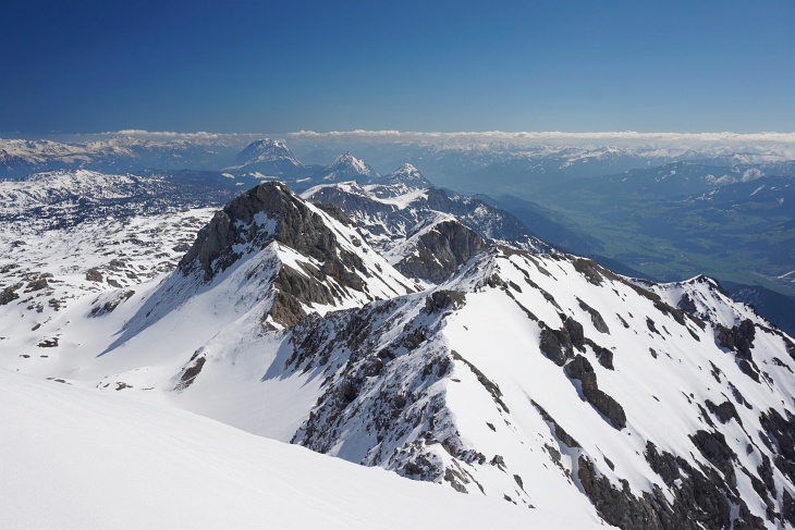 Blick nach Osten über den Eselstein (rechts davon die Gruberscharte) zu Grimming, Kammspitz und Stoderzinken.