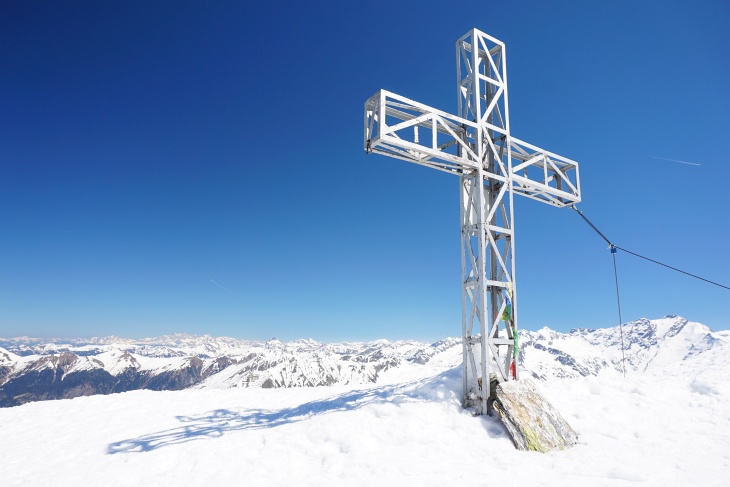 Blick vom Kreuzkogel zum ersten Gipfel der Oster-Skitouren: Das Dachsteingebirge mit dem Dreigestirn und der Scheichenspitze links hinten.