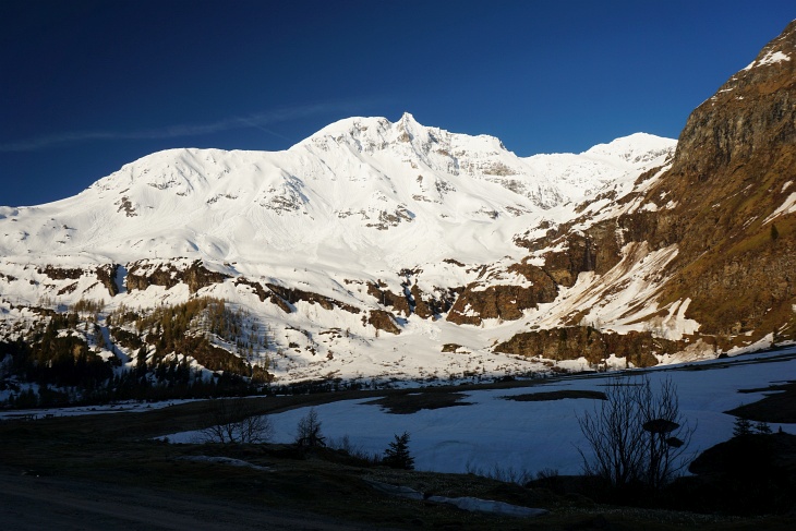 Unerwartet einsamer Aufbruch vom Parkplatz Lenzanger zum Naturfreundehaus Kolm-Saigurn, begleitet nur von Kuckucksrufen. Vor mir mein Gipfelziel - der Hohe (Rauriser) Sonnblick (3.106 Meter hoch).