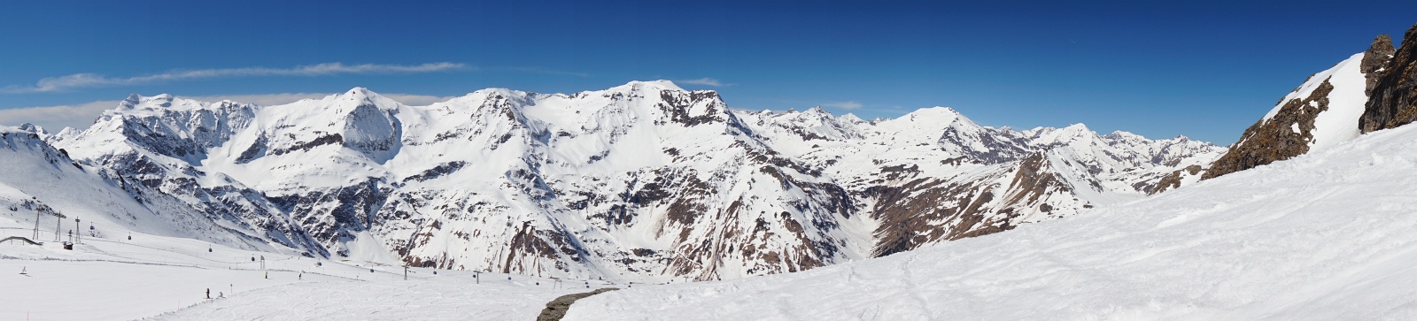 Panoramablick über das Schigebiet und freie Gelände (rechts) in die benachbarte Goldberggruppe mit Schareck, Hohem Sonnblick, Hocharn und Ritterkopf.