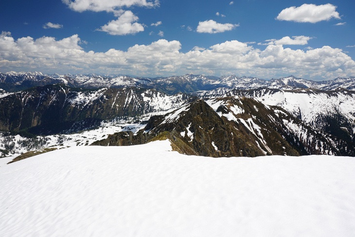 ... läßt ein Blick auf die Nachbargipfel erahnen, dass man heuer noch einige Zeit mit Schneeberührung rechnen muss.
