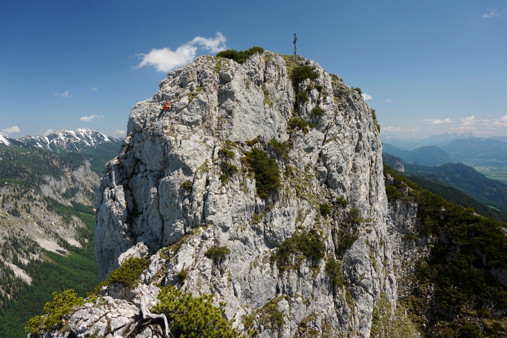 Ingrid in anregender Kletterei (links) kurz unterhalb des großen Gipfelkreuzes am Hechlstein-Ostgipfel