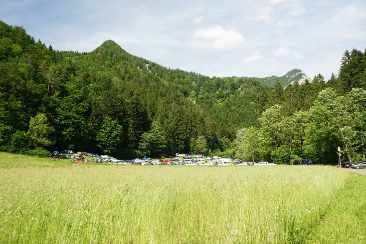 Auch am späten Nachmittag noch hunderte Autos beim langgezogenen Eingang zur Bärenschützklamm. Wir müssen ganz hinein.