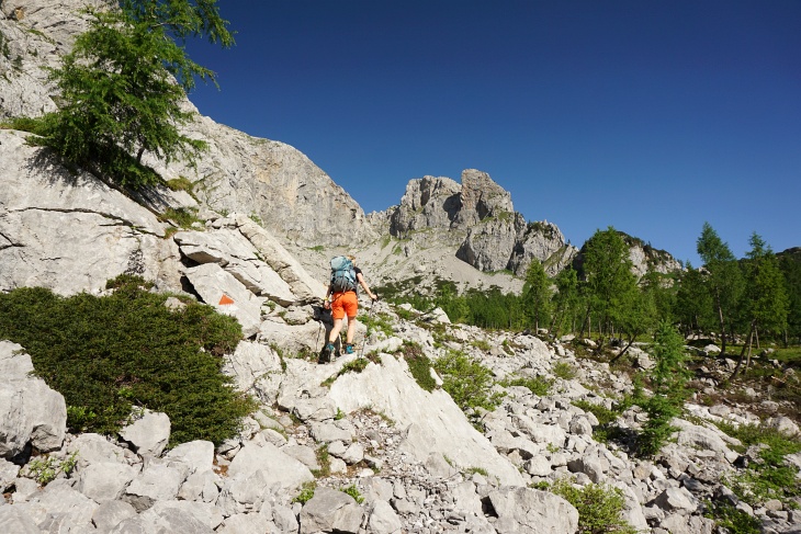 Unterwegs zu der markanten Scharte (rechts oberhalb von Ingrid), die uns auf den Gipfel leiten wird.