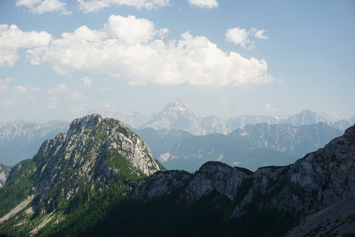 In gar nicht allzu weiter Ferne haben wir bereits neue interessante Gipfel ausgemacht. Ich vermute einmal die Julischen Alpen an der Staatsgrenze Italien-Slowenien.