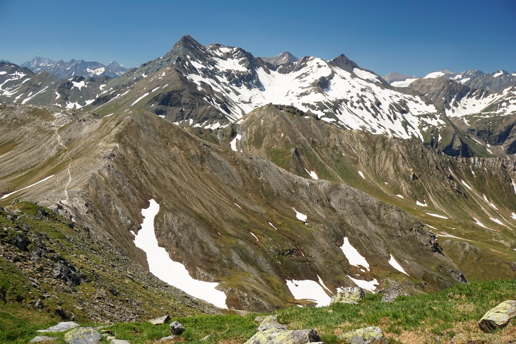 Ausblick vom Baumgartlkopf zu Kendlkopf (links) und Edelweißspitze (Bildmitte). Links hinten der Brennkogel.