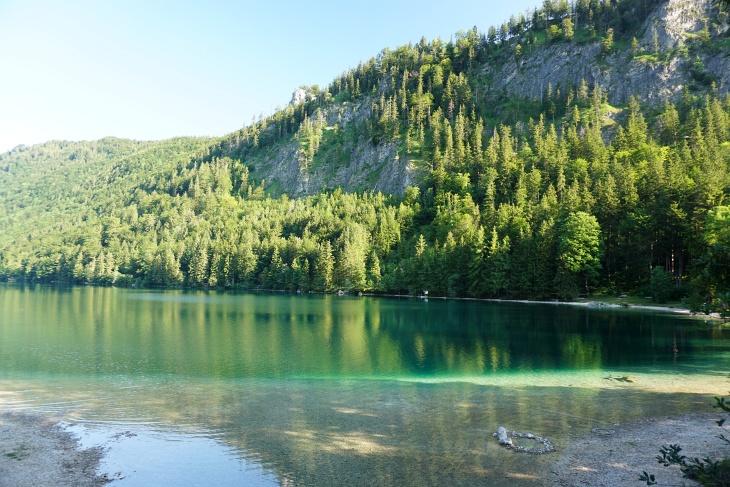 Vorderer Langbathsee am frühen Morgen. Am Nachmittag sind wir dann im linken Bildbereich "reingegangen"