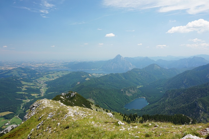 Rechts der Vordere Langbathsee, bei dem wir aufgebrochen sind, im Hintergrund der Traunsee mit dem Traunstein.