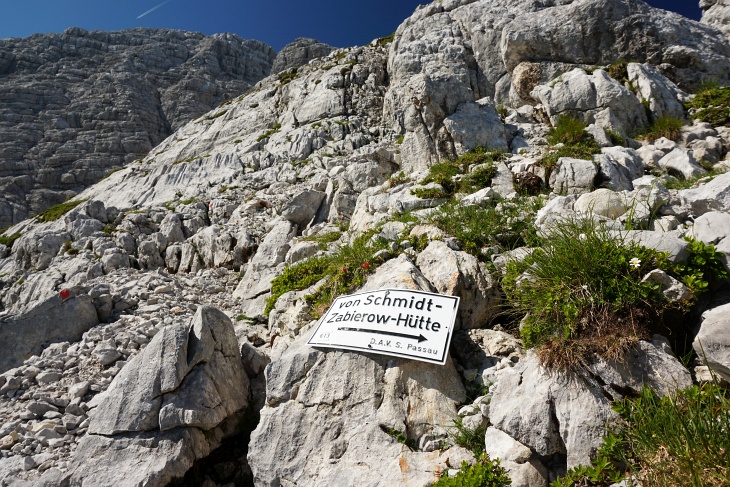 ... bis zu einer unscheinbaren Abwzweigung am höchsten Punkt der Scharte. Oberhalb der Bildmitte erkennt man die erste Kletterstelle.