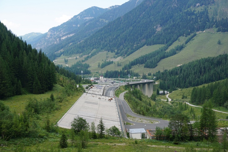 Vom Tauerntunnel-Nordportal folgt noch ein eintöniger, staubiger, lauter, 3 Kilometer langer Straßenhatscher zurück zum Ausgangsparkplatz.