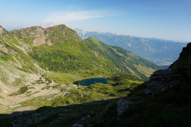 Aufsieg im Schatten zur Filzscharte. Unter mir der Moaralmsee, darüber die Bärfallspitze - mein Nachmittagsgipfel