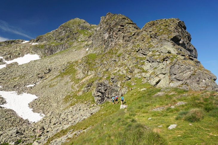 Die 3 Wanderer vor mir steuern den Höchstein über den Ostanstieg an, während ich die Route über die Kaltenbachschulter wähle.