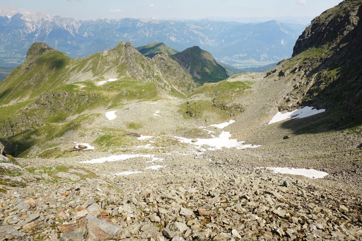 Blick aus der Zwieslingscharte Richtung Kaiblinglochscharte, links zwischen Kühofenspitze und Moaralmspitze. Rechts im Schatten die Bärfallspitze.