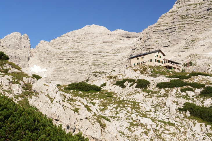 Viel los bei der Schmidt-Zabierow-Hütte. Links darüber mein Gipfelziel, das Mitterhorn (Hinterhorn).