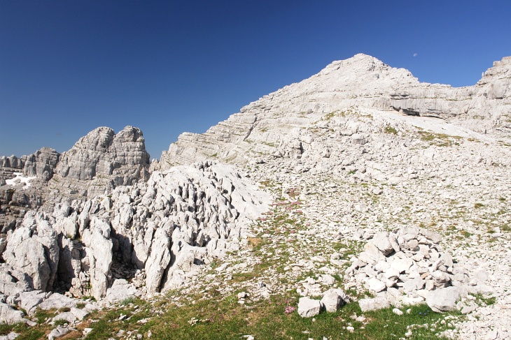Immer Gehgelände auf das Mitterhorn. Links über die Felsen hätte man aber auch die Möglichkeit, über den Klettersteig "Nackter Hund" hinaufzukommen.