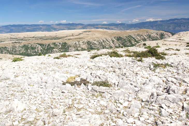 ... mit dem 461 Meter hohen Hlam auf der anderen Seite des Baska-Taleinschnitts. Über dieses sogenannte Mondplateau werden wir auf unserer nächsten Tour unterwegs sein.
