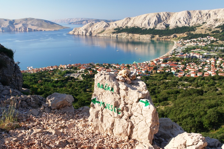 Tiefblick auf das heute spiegelglatte Meer in der Bucht vor Baska. Links oberhalb der Bildmitte erkennt man den auslaufenden Gebirgszug um Ljubimer und Bag, die wir in wenigen Tagen bis hinab zum Leuchtturm am Meer beschreiten werden.
