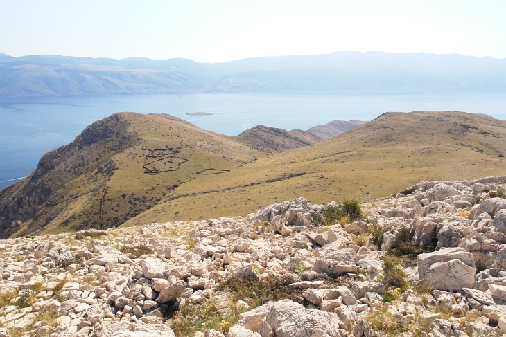 Die unmarkierte Route entlang des Garmin Krk Island Trails 2015 müsste durch die Bildmitte hinab verlaufen und sah gut machbar aus.