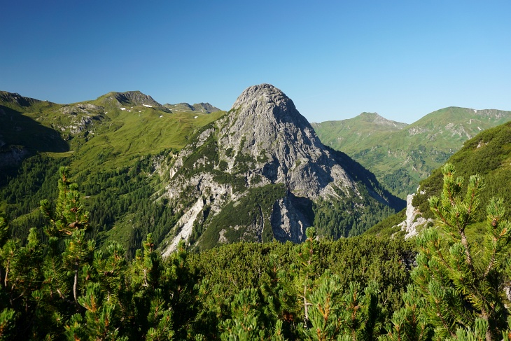 Noch wirkt die das Riedingtal überragende Riedingspitze markant. Weiter oben verkommt sie zum unscheinbaren Hügel.