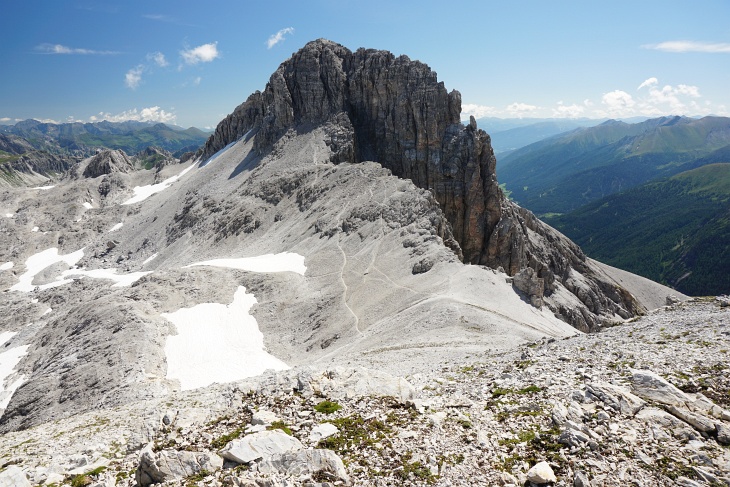 Die Nordseite des Mosermandl, durch die der Abstiegs-Kamin verläuft, vom Windschkopf aus gesehen.