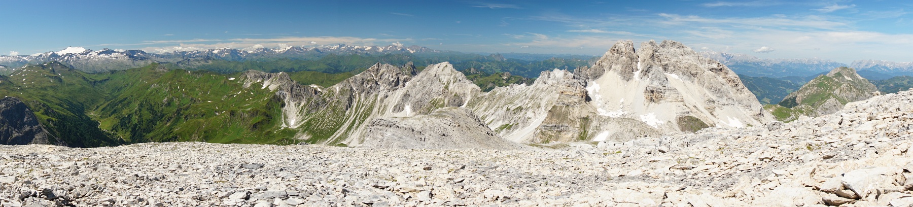 Herrliches Panorama vom hinteren Riedingtal über den Weißgrubenkopf bis zum Faulkogel und weiter zur Ennskraxn. Liks im Hintergrund das Glocknergebiet. (Klick zur Vergrößerung)