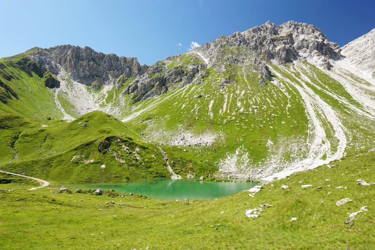 Zaunersee - darüber Stierkarkopf und Wildkarhöhe, die ich 2005 im Anschluß an das Mosermandl mitgenommen habe.