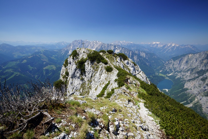 Am Weg zum Gipfelkreuz am Pfaffenstein. Rechts unten im Tal der Leopoldsteinersee, Ausgangspunkt 2-er weiterer Wanderungen im Hochschwabgebirge.