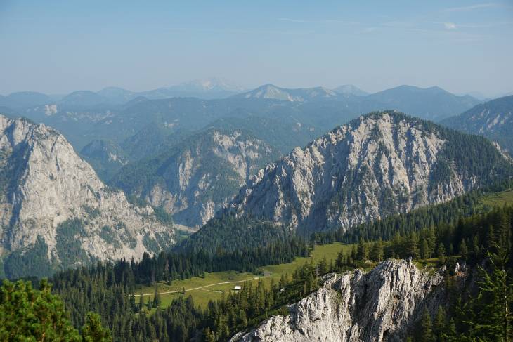 Am frühen Vormittag ist es zwar bereits dunstig, aber noch weitgehend wolkenlos. Der Ötscher im Norden ist kaum mehr auszumachen. Etwa in Bildmitte der Zellerhut. Unten die Edelbodenalm.