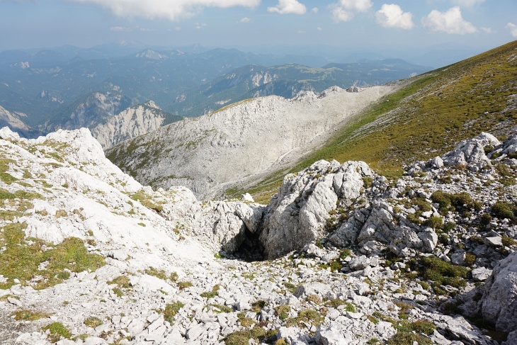 Vom Gipfel kommen mir 2 Bergsteiger entgegen, die zuvor über die Wasserfallschlucht aufgestiegen sind. Heuer soll es dort noch "bröseliger" sein, als in den letzten Jahren. Steinböcke haben sie keine gesehen, nur eine einzige Gams ...