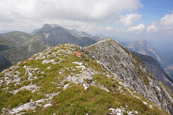 Zurück am breiten Grat Richtung Westen zum Ringkamp-Vorgipfel. Der Hochschwab im Hintergrund verschwindet zeiteise ganz hinter den Wolken. Rechts hinten die Riegerin, ebenfalls eine sehr schöne Hochschwab-Nordseiten-Wandertour.