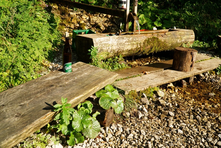 Mehrfach habe ich hier wieder versucht, zu Hause meine Verspätung anzukündigen. Die Netzverfügbarkeit hatte mit meinen Bemühungen aber kein Einsehen. Und noch einmal sei darauf hingewiesen, dass diese Genußviertelstunde (wenn überhaupt so lange) in keinster Weise mit meinem Zuspätkommen in Zusammenhang steht.
