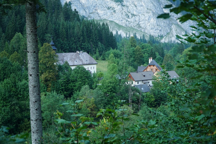 6 Uhr schlägt die Uhr, als ich meinem Ausgangspunkt in Weichselboden näherkomme. Im Bild sieht man fast den gesamten Ort ;-)