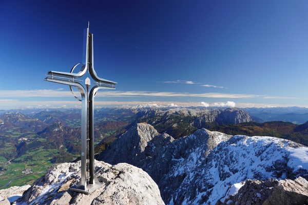 Ausblick vom 2.522 Meter hohen Hohen Göll über das Tennengebirge zum Dachsteingebirge.
