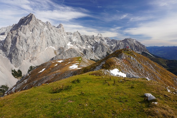 Am recht flachen Gipfelplateau des Rötelstein (Rettenstein) sind wir nicht ganz alleine. Im Vergleich zu den Fast-Dreitausendern des Dachstein-Dreigestirns wirkt der Rötelstein recht klein und zahm.